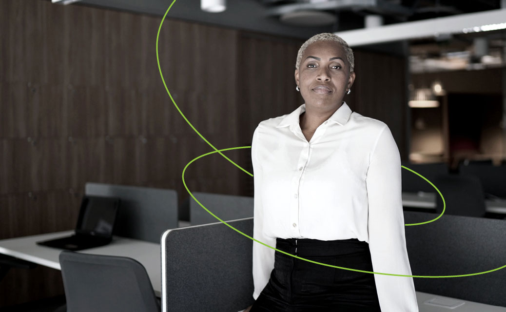 Une femme debout dans un bureau