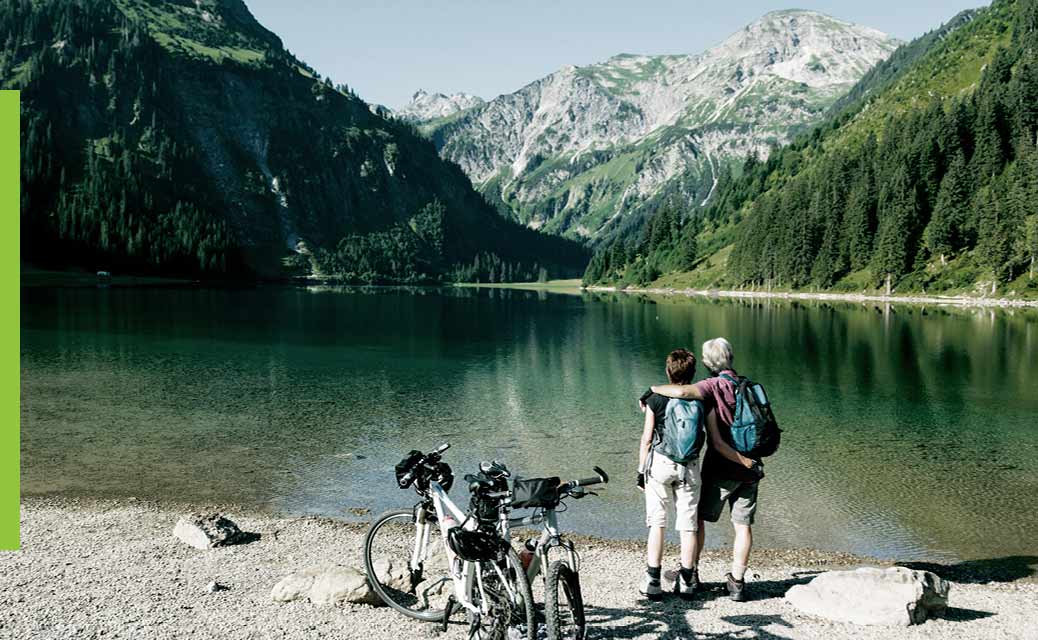 Un couple fait une pause en vélo à la montagne