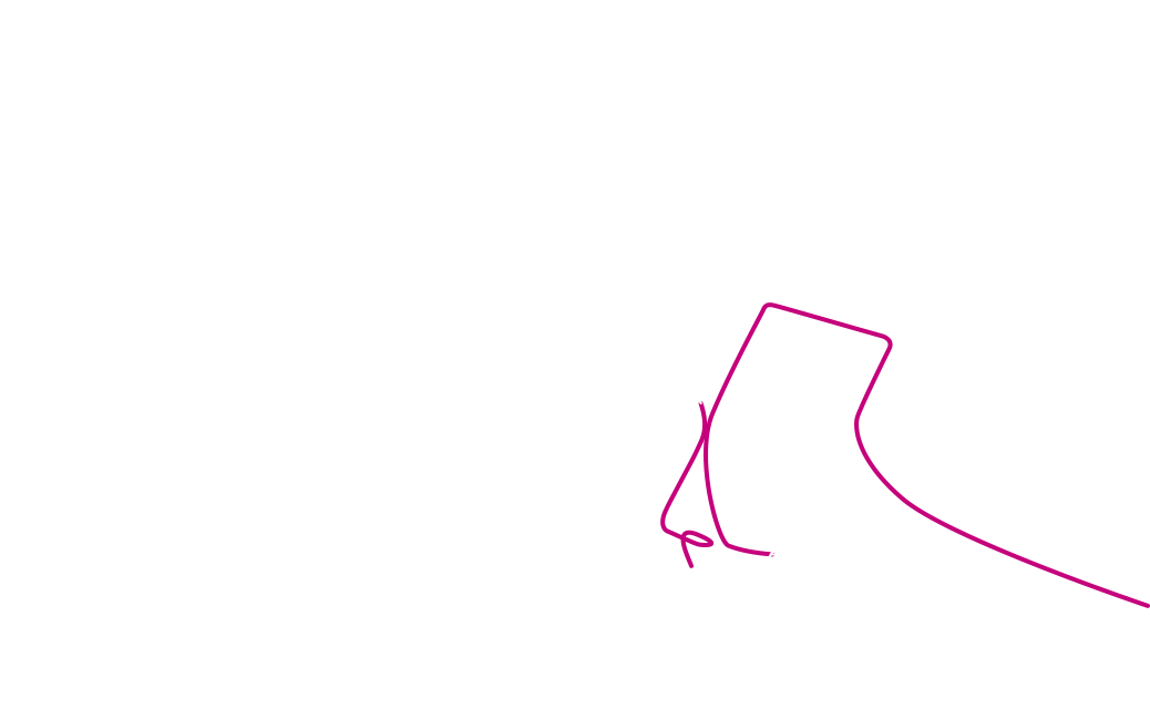 Une femme qui tient une tablette