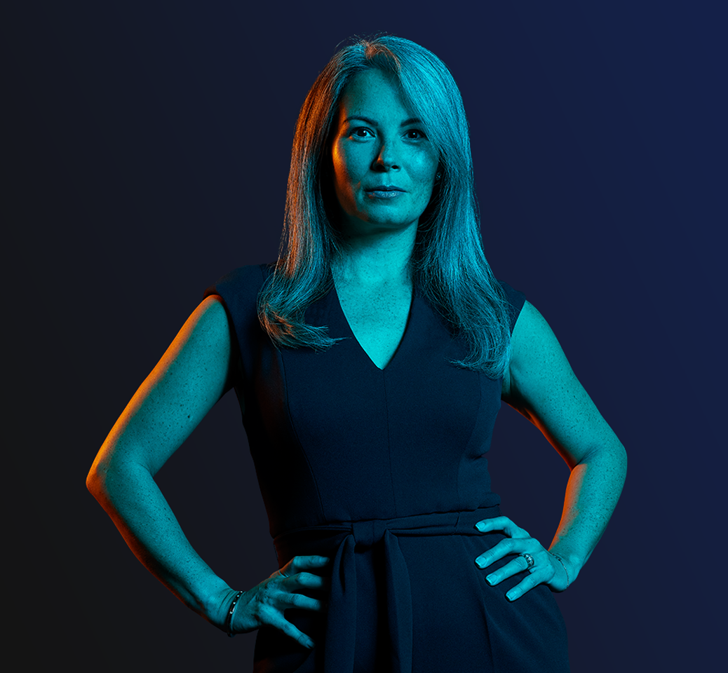 Femme souriante debout avec les mains sur les hanches