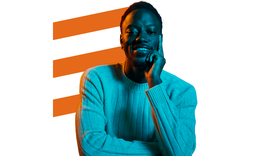 Homme souriant en chandail ras-de-cou 