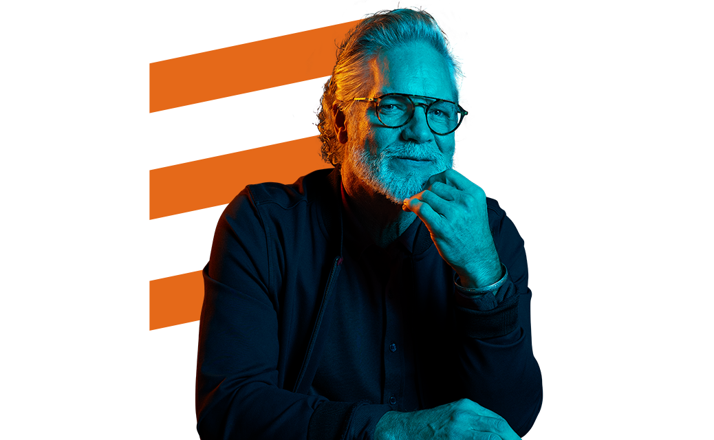 Homme plus âgé souriant avec des lunettes