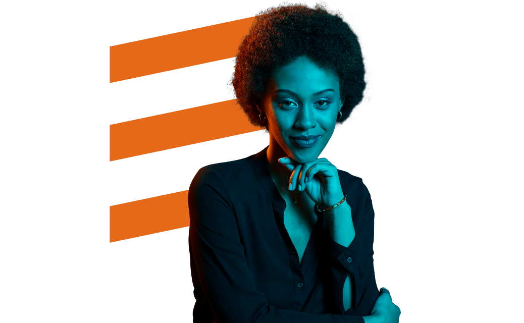 Femme souriante avec le menton posé sur la main