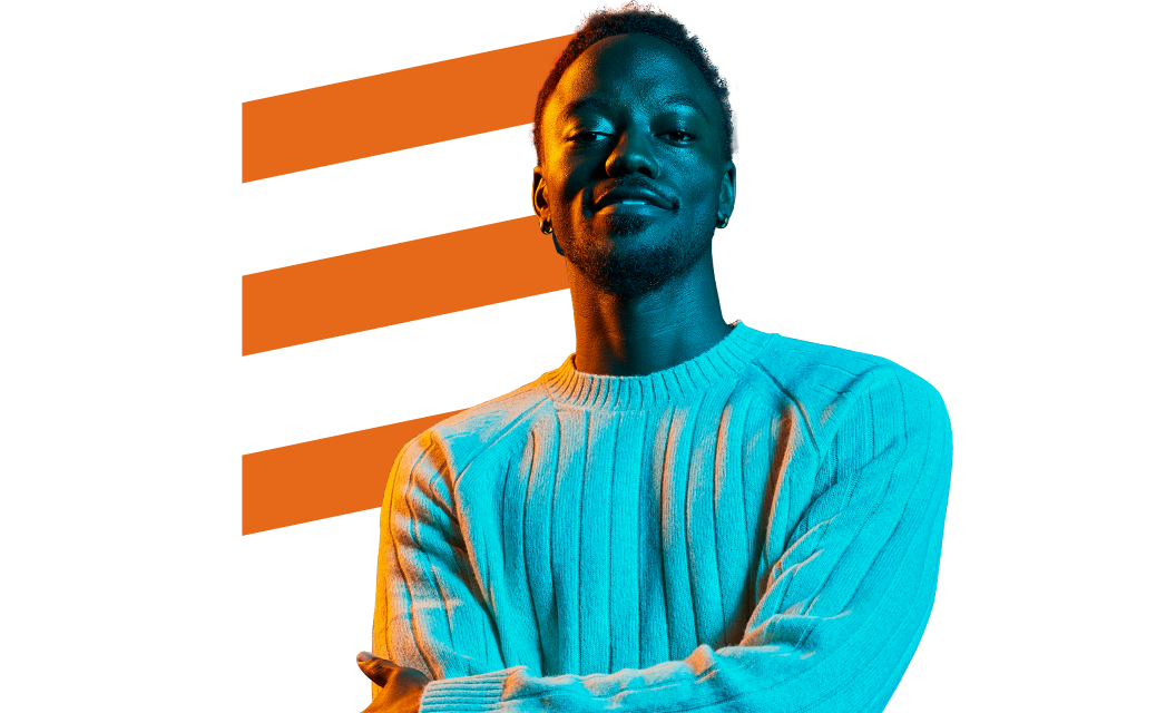 Homme souriant en chandail ras-de-cou avec les bras croisés